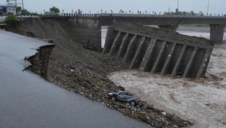 暴雨襲印喜馬拉雅地區！大橋倒塌車墜落　朝聖路線山崩30死