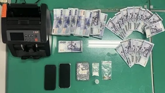 影/一炮三響！內湖自小客違規遭攔　警活逮毒蟲車手