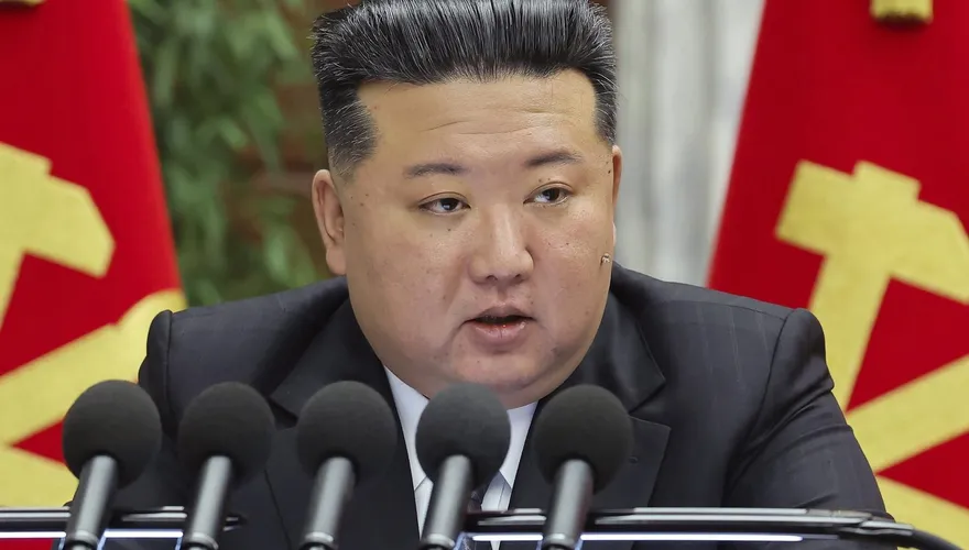 北韓領導人金正恩攜女兒出席陸閱兵式　父女搭專列抵北京