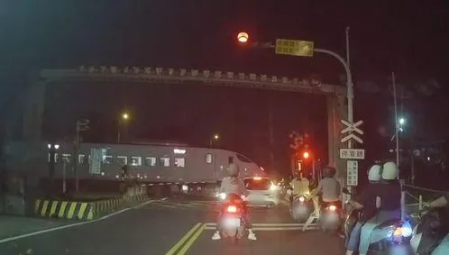 影/台南轎車強闖平交道拒退！新自強號被迫緊急停車全都錄