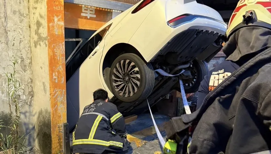 三峽轎車卡機械停車場　後輪懸空駕駛受困