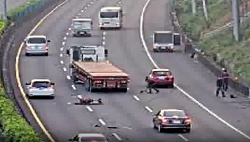 國道一號清晨嚴重自撞　三車道全是碎片