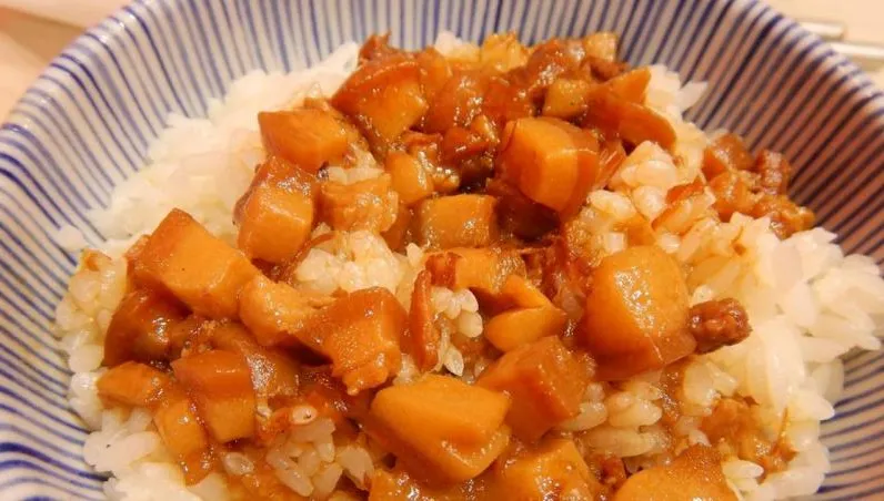 南、北滷肉飯哪個更罪惡？專家：一個易水腫、另一個熱量驚人