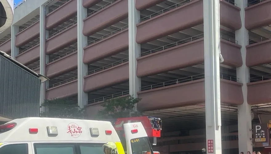 西門町峨嵋停車場女子跨坐6F女兒牆　警消苦勸強制送醫