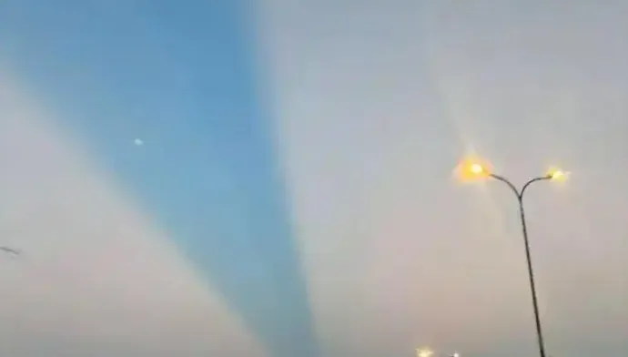傳說中鵲橋？七夕前夕江浙滬天空現罕見藍光束　專家揭密成因
