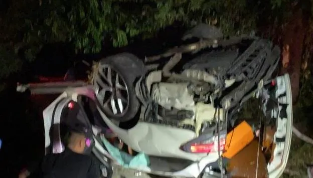 新竹湖口嚴重車禍！轎車撞電桿翻覆慘釀1死2傷