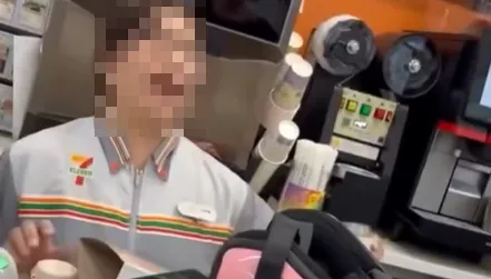 超商結帳爆爭執！女店員崩潰當場下跪磕頭　狂喊對不起