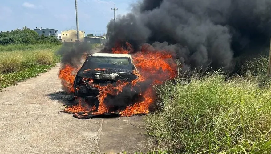 影/苗栗「轎車遭烈火吞噬」！車主：下車前在車內抽菸