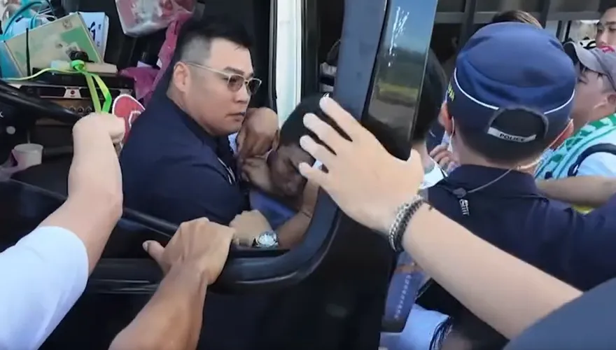 小草走讀！驚爆警察以交通違規之名　非法扣車、搶奪鑰匙