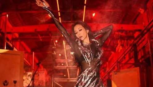 55歲莫文蔚透視裝辣曬S曲線　組限定樂團飆《易經》