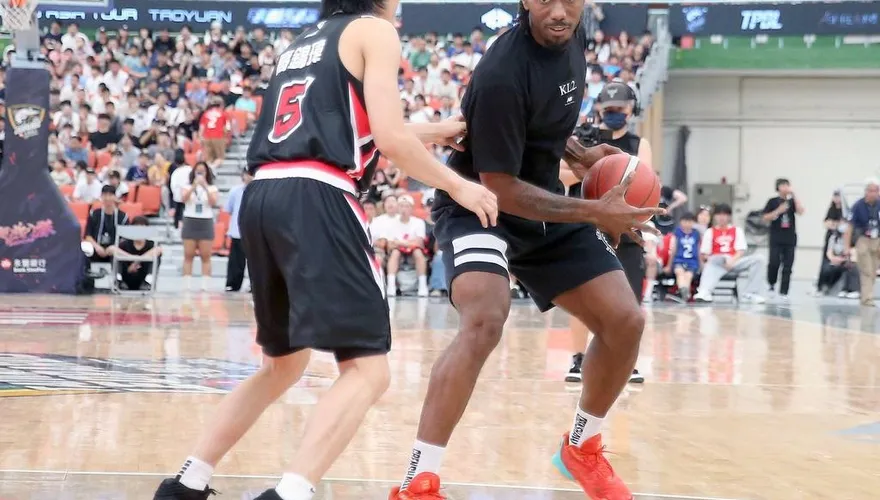 NBA/球星雷納德桃園巨蛋互動　秀球技「撲克臉」還撂台語