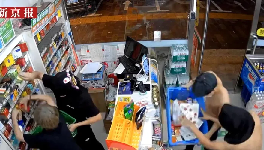 影/無人超商「零元購」？陸4蒙面男無視店員隔空喊話照洗劫