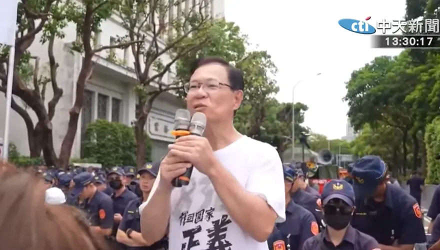 第一個爬過拒馬的白委　張啓楷還原現場批：綠背離民意太遠