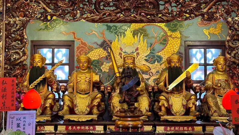 神明顯靈了？　竹南龍鳳宮九尊財神「鬍鬚都變長」