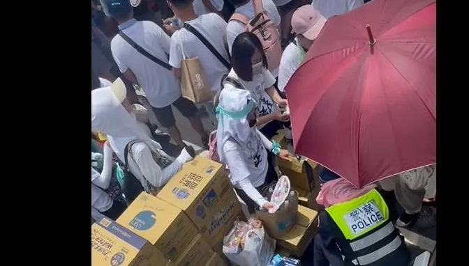 民眾黨攻擊警察？　張志豪秀小草為中暑警撐傘、搧風影片