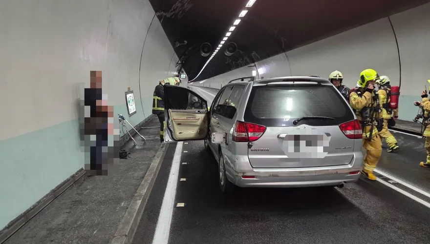 影/雪山隧道火燒車「全線封閉多車受困」！　焦黑現場直擊