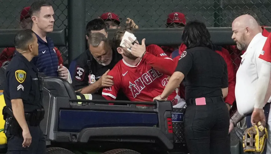 MLB/天使外野手拿臉撞記分板！　臉爆血送醫縫傷口