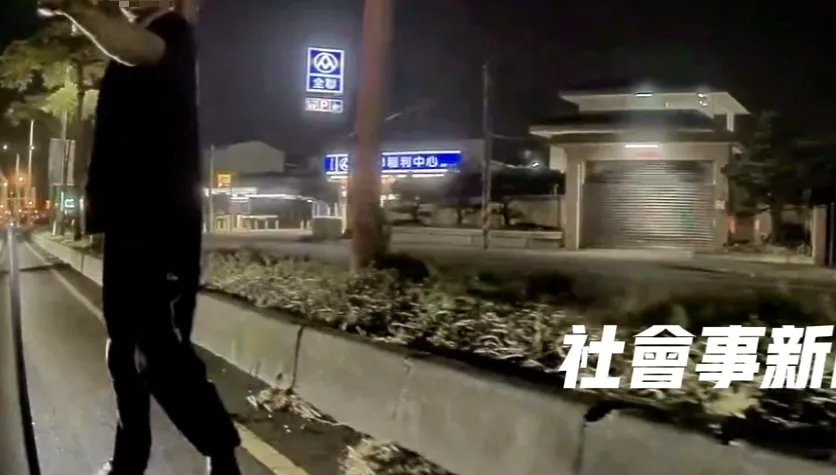 影/彰化惡煞拿「左輪手槍」逼車　一家3口衝警局逃命