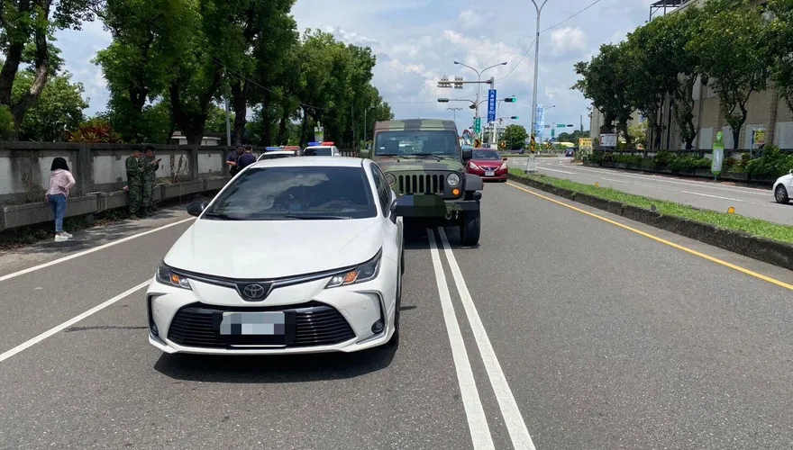 屏東軍方出事！後備指揮部「戰術輪車」追撞民車　女駕駛嚇尖叫