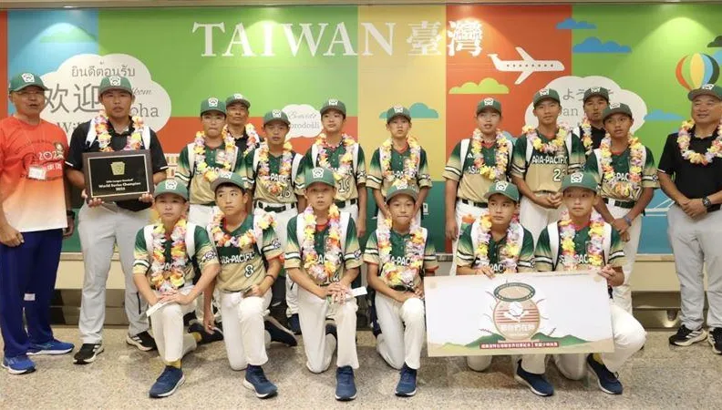 東園國小奪少棒冠軍！開學滿滿棒球元素　「帥一下」迎新生