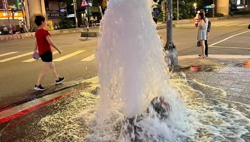 影/吊車撞斷消防栓！北市大安路成汪洋　水柱狂噴半小時
