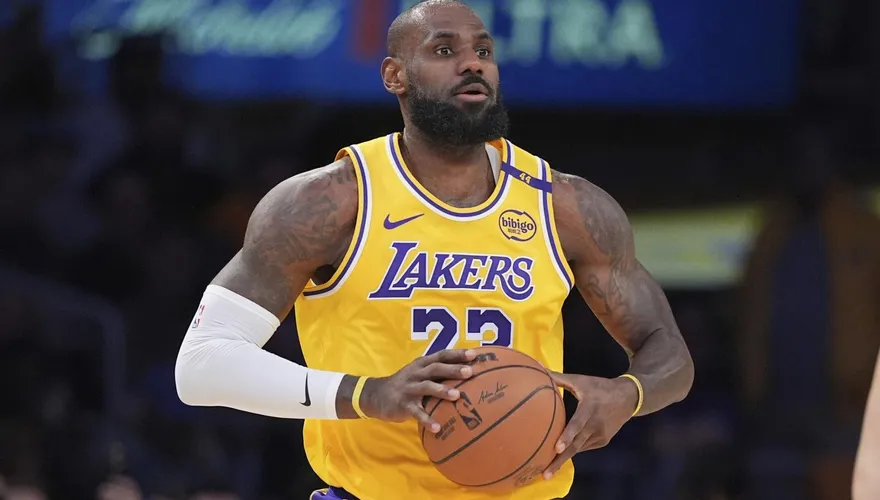 NBA/詹姆斯新廣告挨批！自戴王冠永恆稱霸　名記吐槽：噁心