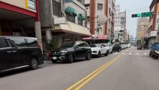 影/分水嶺在胎盤！台中貴族幼園開學　驚見賓利帶頭豪車隊