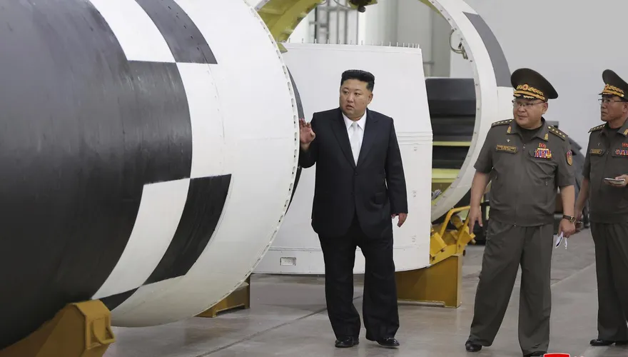威嚇美？金正恩赴陸前視察飛彈研究所　暗示新洲際飛彈研發中