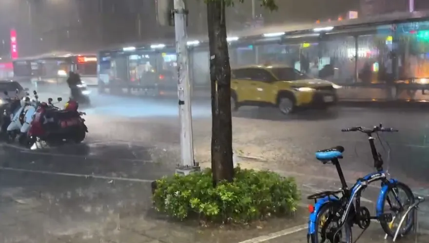 直擊台北市傍晚驚人雷雨！強風吹歪路人　驚喊：雷聲也太大