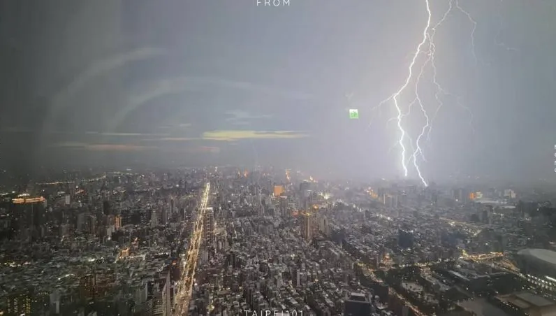 台北101捕捉「閃電劃過夜空」瞬間　鄭明典驚：真巨大