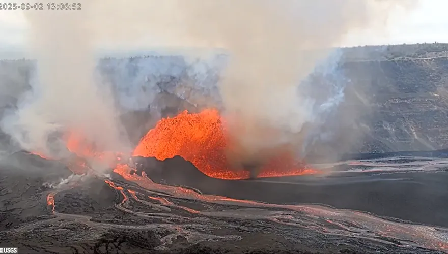 夏威夷基拉韋厄火山噴發　現罕見「火山龍捲」奇景
