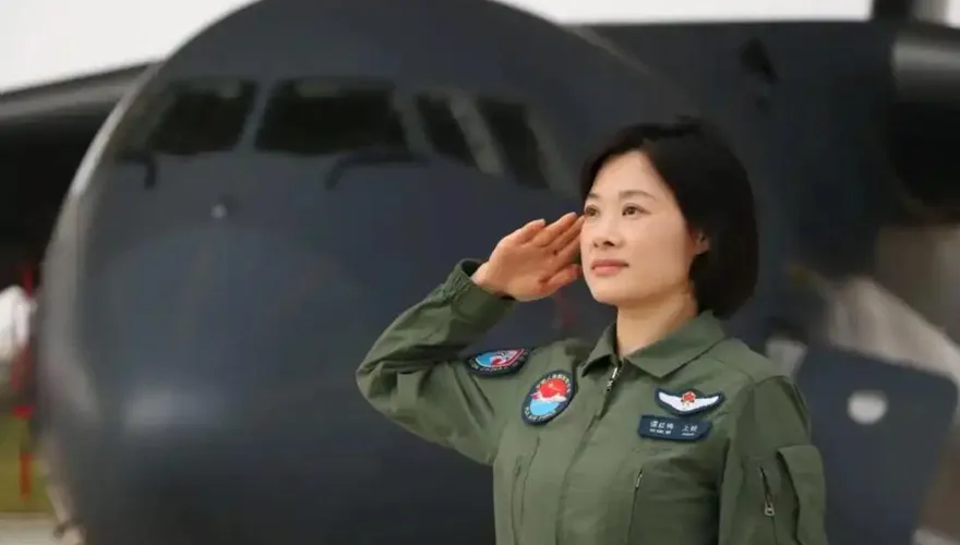 影/颯到上熱搜！陸93閱兵最帥女機長「超狂背景」曝