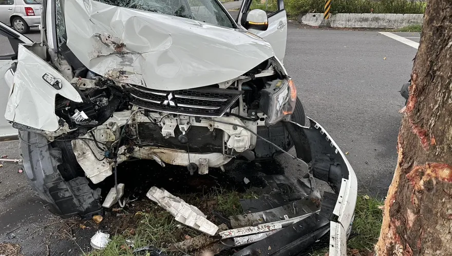 影/宜蘭74歲翁高速自撞路樹「車頭不見」　送醫搶救不治