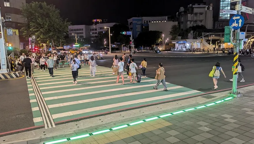 行人地面警示燈上路！「隨號誌發光」保障行人、駕駛安全