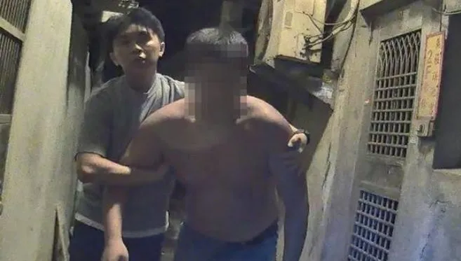 通緝男遇臨檢報假名遭警抓包　拒捕脫衣狂逃仍遭逮