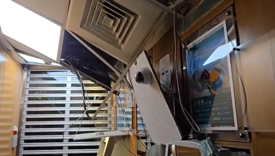 台中大膽肇逃！休旅車撞進銀行ATM　天花板變形了
