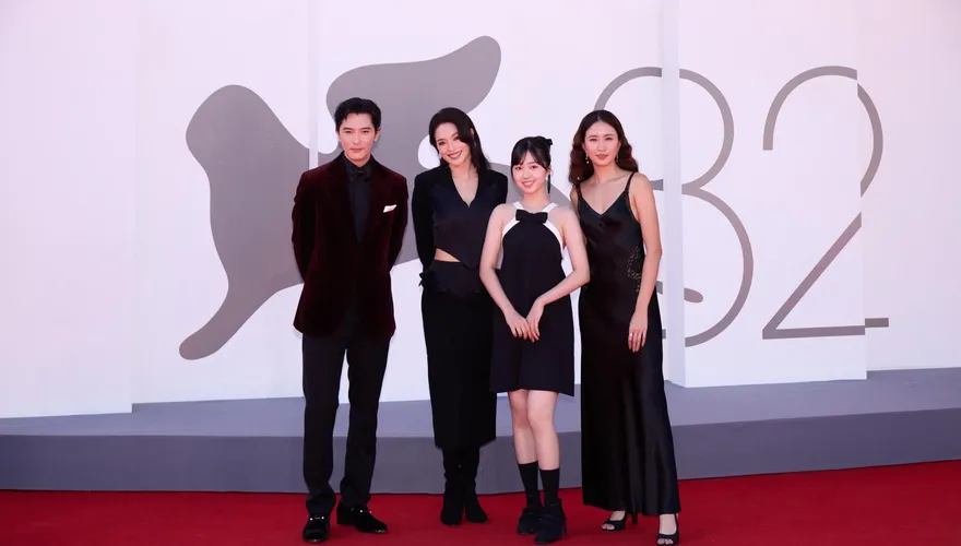 導演處女作！舒淇激動緊抱9m88哭一團　邱澤憶亡父：心裡釋懷了