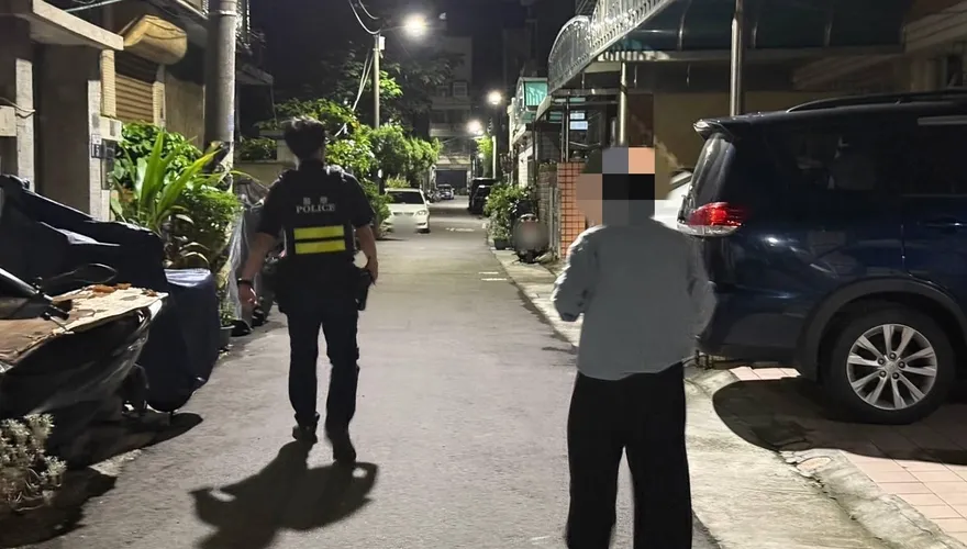 影/時空錯亂的父愛！失智深夜迷途　竟為「接孩子放學」