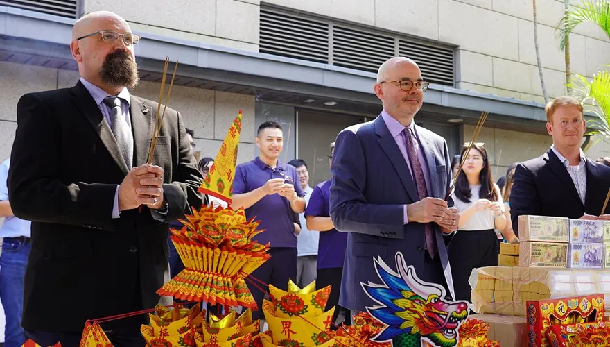 AIT擺桌普渡超講究！谷立言中文誦讀祝禱文　紙錢還有美金