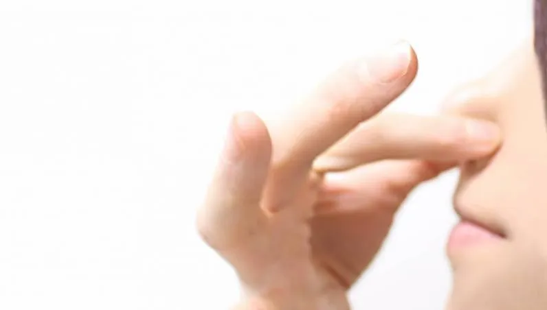 很多人中招！妹子常熬夜身體飄「腐爛味」　中醫揭原因
