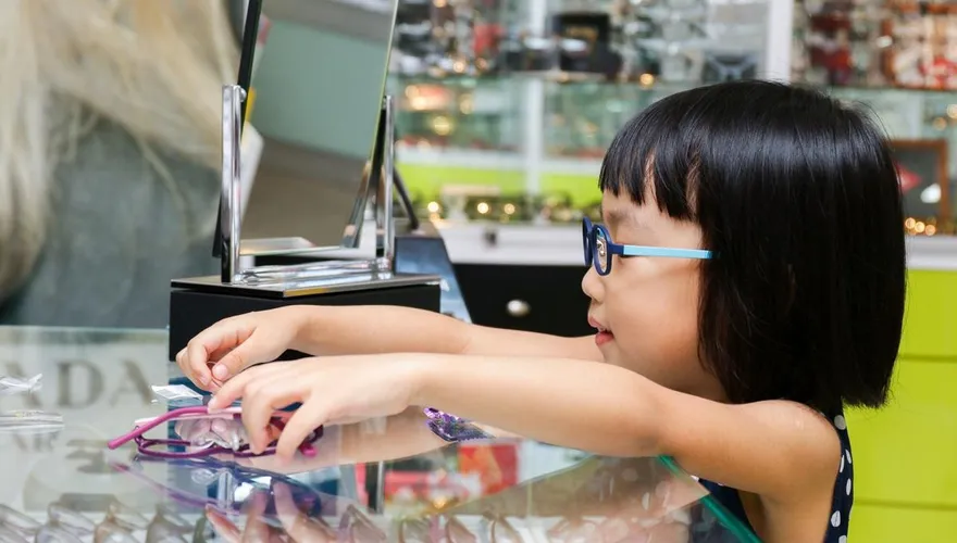 近視度數狂飆！孩子該戴角膜塑型片嗎？ 醫揭「適用條件」