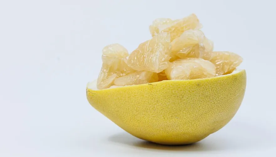 網傳「柚子配優酪乳」會中毒？食藥署揭：會造成腸胃不適