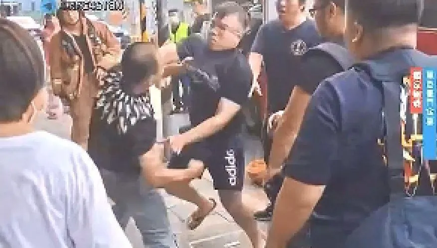 討10萬！中和債主踹門噴滅火器、爆發全武行　遭壓制逮捕