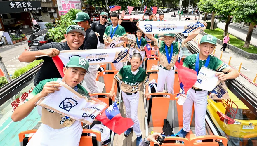 東園國小少棒凱旋遊行！睽違29年奪冠歸來　台北街頭沸騰