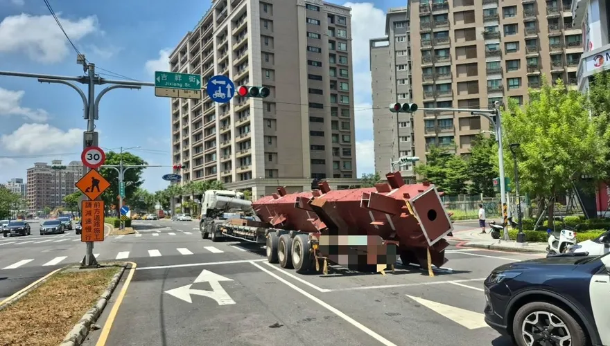 影/三重聯結車載15米長鋼柱「開到一半」掉落　驚險畫面曝