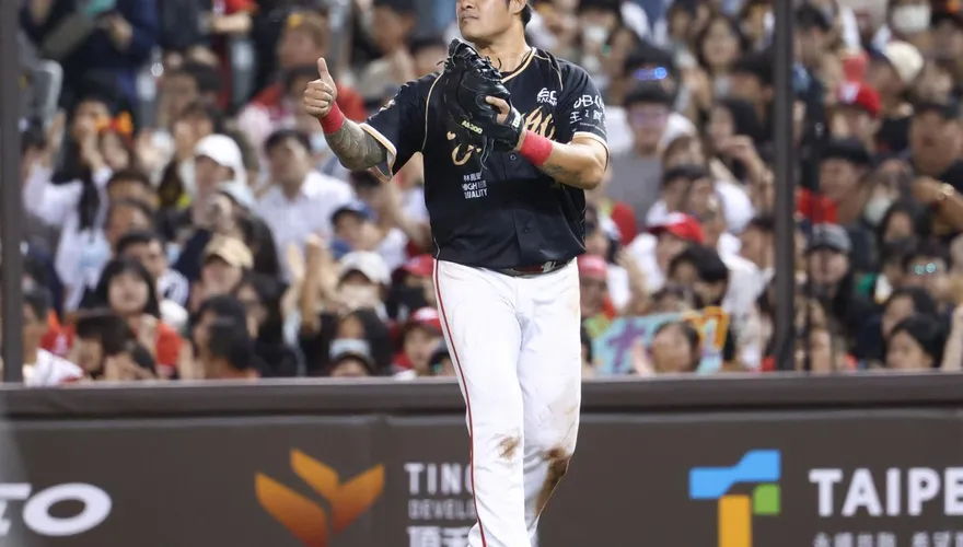 傳奇完美謝幕！林智勝最終戰轟305轟　龍隊11比1大勝