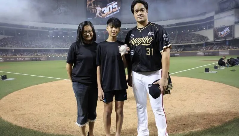 林智勝最後一轟創1史上最難破紀錄！母子球迷主動送回全壘打球
