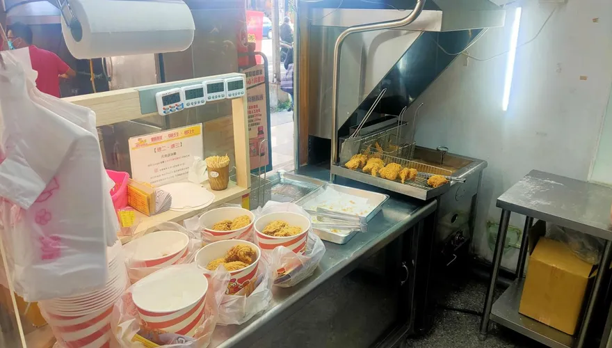 台中昌平炸雞王遭爆「麵粉有蟲」　還教員工過篩繼續用