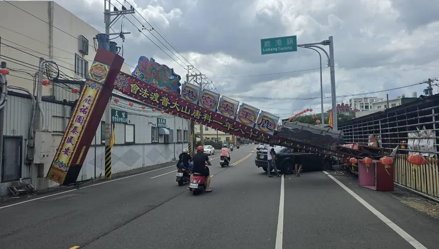 影/中台灣驚見「知名廟宇牌樓慘遭撞爛」！倒塌慘烈直擊