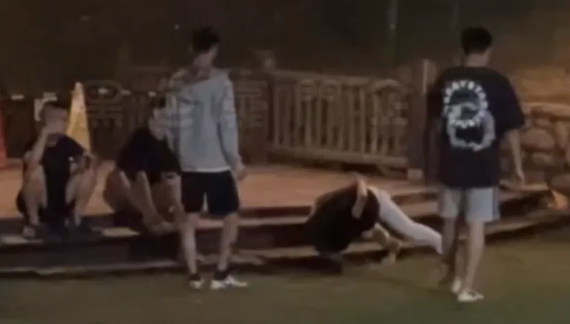偷吃友人女友自請談判！頭腳撐地道歉　他：看起來更有誠意